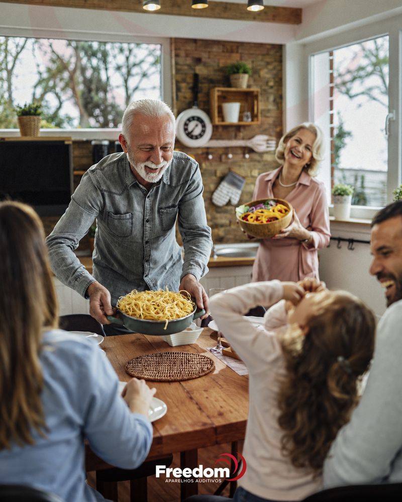 Família reunida em almoço